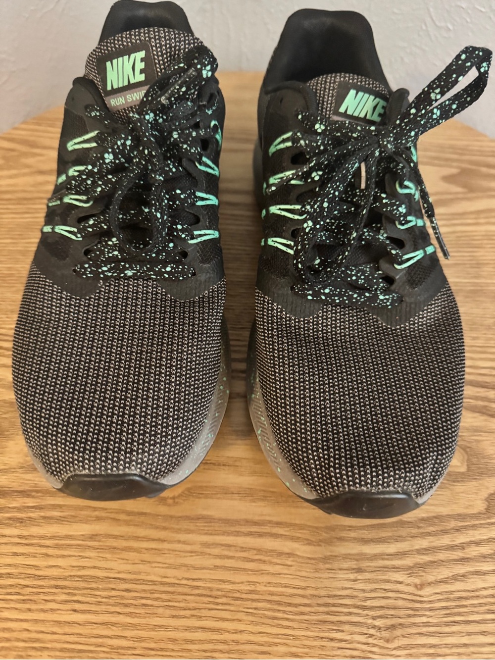 Like New! Women’s Nike Black & Mint Green Running Shoes.